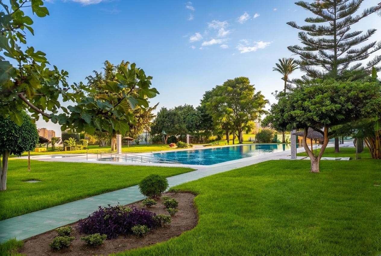 Piscina comunitaria y jardines del complejo en La Colina, Torremolinos