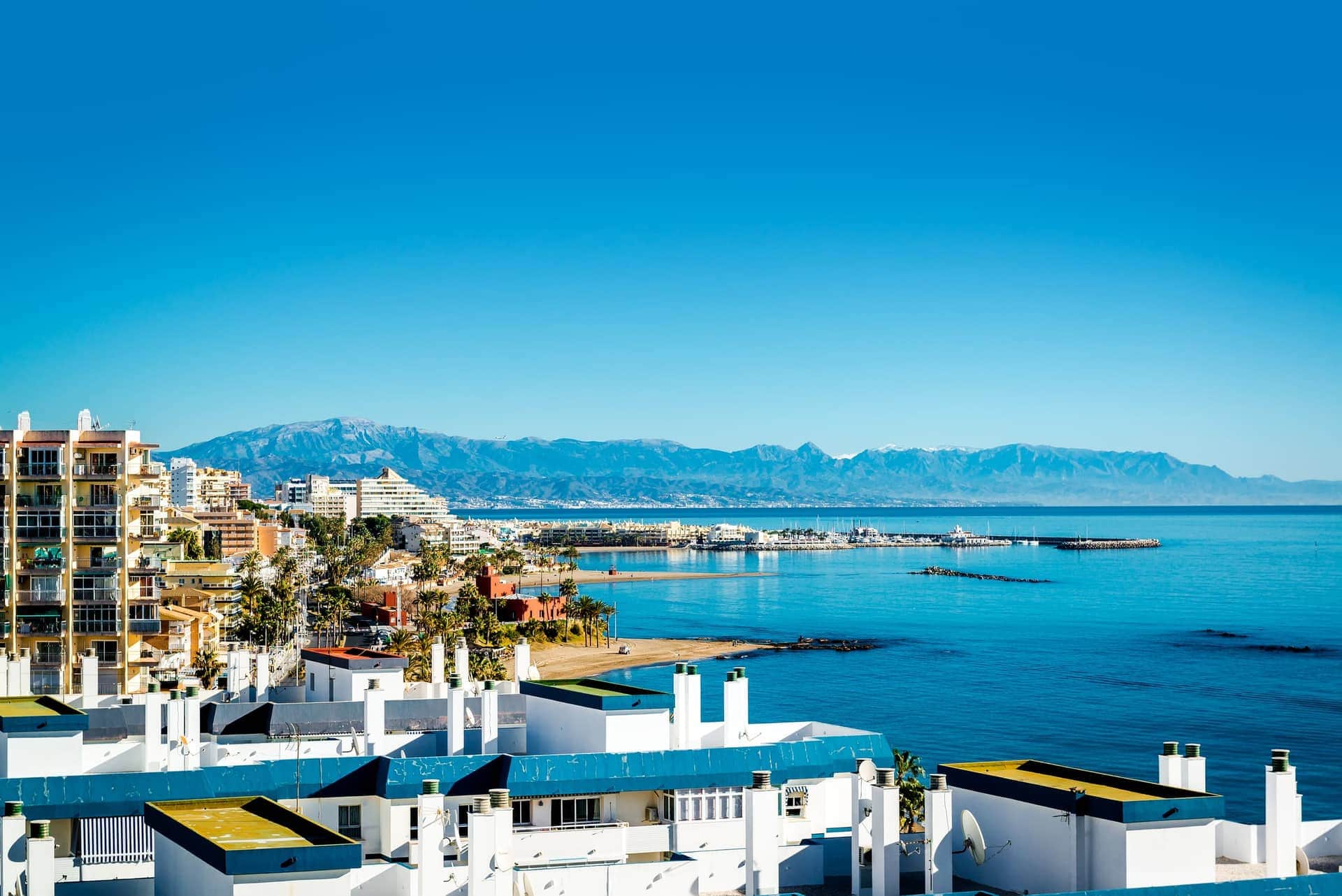 Vista panorámica de la Costa del Sol — Apartamentos en Málaga por barrios AltaHomes